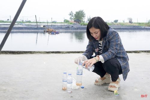 Cán bộ chuyên môn xã Thạch Hà lấy mẫu giám sát dịch bệnh, môi trường tại các vùng nuôi tập trung.