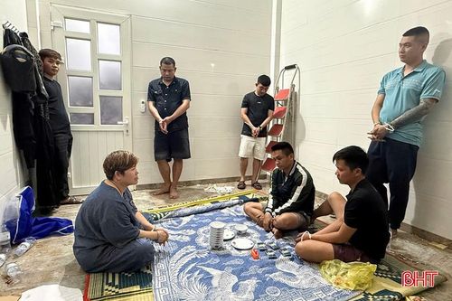 Các đối tượng bị bắt tại hiện trường cùng tang vật liên quan.