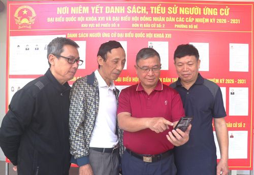 Cử tri Tổ dân phố 23 phường Bồ Đề (Hà Nội) theo dõi quy trình hướng dẫn bầu cử qua app của Hội đồng bầu cử Quốc gia.
