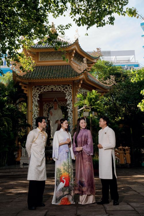 Hình ảnh tà áo dài truyền thống nổi bật giữa không gian cổ kính của các ngôi chùa, tạo điểm nhấn cho hành trình Phototour.
