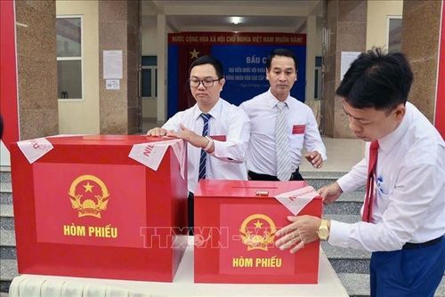 Thực hiện niêm phong hòm phiếu bầu tại điểm bầu cử trên đảo Bạch Long Vĩ. Ảnh: TTXVN phát