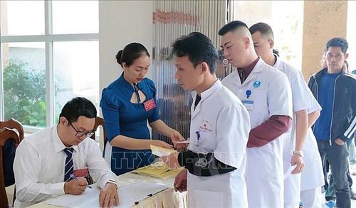 Quân và nhân dân trên đảo tiền tiêu Bạch Long Vĩ tham gia bầu cử sớm. Ảnh: TTXVN phát