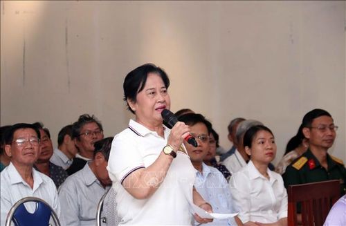 Cử tri phường Tân Sơn Nhất phát biểu ý kiến tại Hội nghị tiếp xúc cử tri với các ứng cử viên đại biểu Quốc hội khóa XVI.