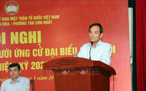 Ổng Trần Lưu Quang, Ủy viên Bộ Chính trị, Bí thư Thành ủy Thành phố Hồ Chí Minh, ứng cử viên đại biểu Quốc hội khóa XVI tiếp thu ý kiến cử tại Hội nghị tiếp xúc cử tri phường Tân Sơn Nhất, phường Tân Sơn Hòa.