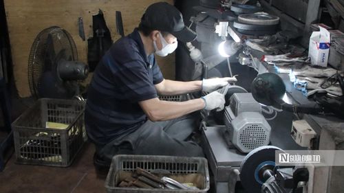 Hoạt động sản xuất tại làng nghề rèn Đa Sỹ nơi các nghệ nhân vẫn ngày ngày gìn giữ kỹ thuật thủ công được truyền qua nhiều thế hệ.