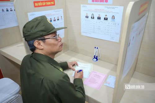 Các cử tri lựa chọn những người đủ đức, đủ tài vào Quốc hội và HĐND các cấp.