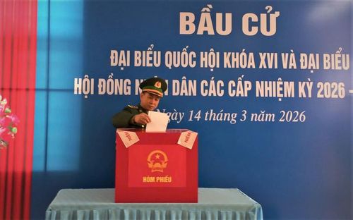 Những lá phiếu sớm của cử tri tại Đặc khu Bạch Long Vĩ, TP Hải Phòng. Ảnh: M.Trung.