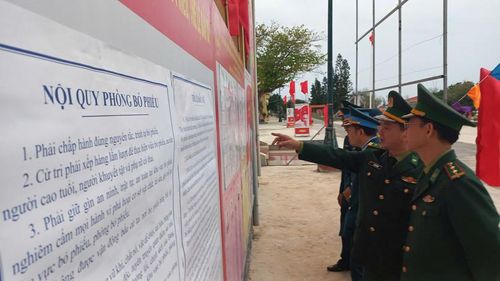 Các cử tri đặc khu Bạch Long Vĩ xem tiểu sử các ứng cử viên được niêm yết tại điểm bầu cử. Ảnh: M.Trung.