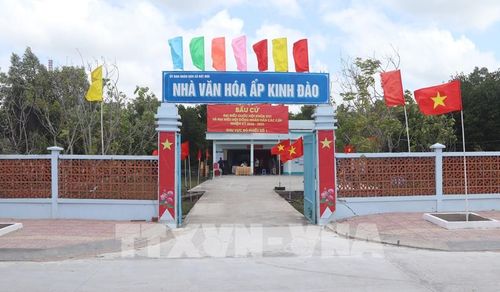 Điểm bầu cử tại ấp Kinh Đào (xã Đất Mũi) hoàn thành công tác trang trí sẵn sàng cho ngày bầu cử. Ảnh: Tuấn Phi – TTXVN