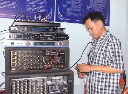 Cán bộ xã chuẩn bị hệ thống âm thanh để phục vụ ngày bầu cử. Ảnh: Tuấn Phi – TTXVN
