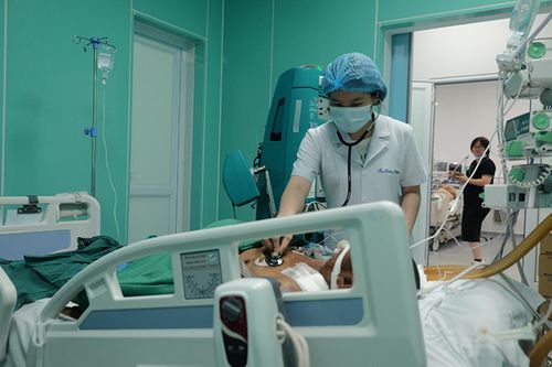 Bác sĩ Nguyễn Thị Huân đang thăm khám cho bệnh nhân