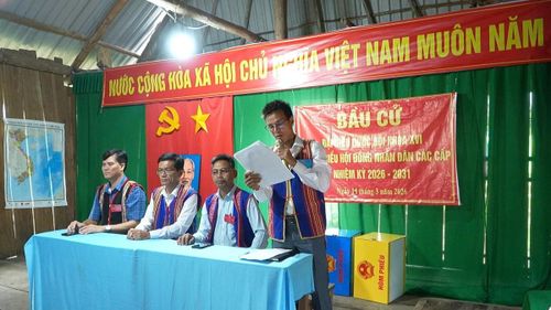 Ban Bầu cử xã Vĩnh Sơn điều hành cuộc bầu cử. Ảnh: Nhật Trường