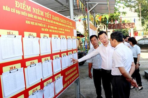 Các ứng cử viên ĐBQH khóa XVI (Đơn vị bầu cử số 4) khảo sát, kiểm tra công tác chuẩn bị bầu cử tại khu vực bỏ phiếu số 1, ấp Trung Hưng, xã Xuân Lộc, tỉnh Đồng Nai.