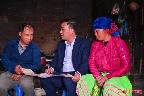 Tại thôn Séo Lủng - một trong những thôn nằm ở vị trí “địa đầu” của xã Lũng Cú, Trưởng thôn Sùng Mí Mỷ (trái ảnh) cho biết, do địa hình xa xôi, giao thông đi lại khó khăn nên công tác tuyên truyền, vận động bà con tham gia bầu cử cần được thực hiện sớm và thường xuyên.