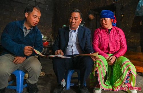 “Bà con nhớ ngày bầu cử nhé, đó là quyền và trách nhiệm của mỗi người dân”, lời nhắc giản dị của đồng chí Chủ tịch xã vang lên giữa những mái nhà trình tường nằm nép mình bên sườn núi.