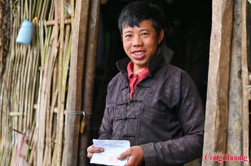 “Bà con ở đây tuy sống trên núi cao nhưng rất quan tâm đến ngày bầu cử. Khi được cán bộ tuyên truyền, ai cũng mong đến ngày bỏ phiếu để thực hiện quyền và trách nhiệm của mình”, ông Sùng Mí Mỷ chia sẻ.