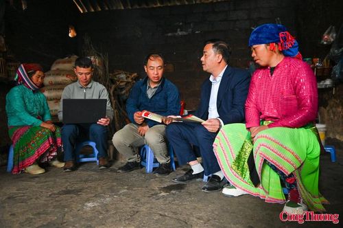Trong chuyến công tác xuống thôn Séo Lùng, một trong những thôn xa và khó đi của xã Lũng Cú, ông Trần Đức Chung, Chủ tịch UBND xã cùng cán bộ trực tiếp đến từng gia đình để phát thẻ cử tri và phổ biến những nội dung cơ bản về cuộc bầu cử.
