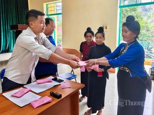 Cử tri xã Mường Lạn được nhận Thẻ cử tri trước những ngày bầu cử trong không khí háo hức. 
