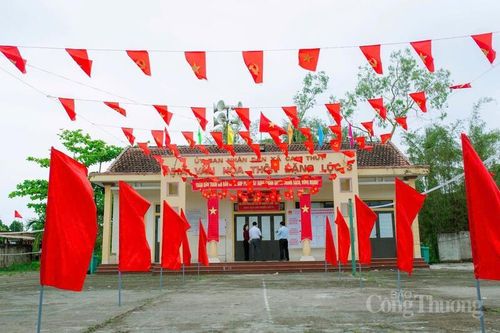 Cờ hoa được trang trí tại nhà văn hóa thôn Đặng Lộc, xã Cam Hồng.