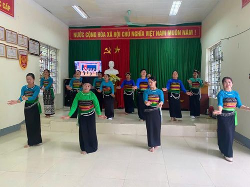 Phụ nữ bản Đông Ban, xã Pù Nhi hát múa chào mừng ngày bầu cử.