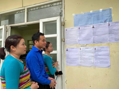 Cử tri xã Pù Nhi xem tiểu sử những người ứng cử trước ngày bỏ phiếu.