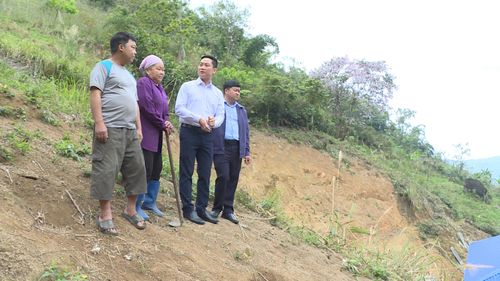Bí thư Đảng ủy xã Pù Nhi Đoàn Văn Trường cùng cán bộ xã gặp gỡ người dân ở bản Cơm tuyên truyền bầu cử.