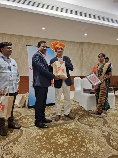 Đại diện VnEconomy nhận quà lưu niệm từ ông Vijay Jadhav, Phó Cục trưởng Cục Du lịch bang Maharashtra. Ảnh: Trọng Thoan