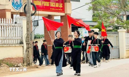 Hoạt động cổ động, tuyên truyền trực quan góp phần tạo không khí phấn khởi hướng tới ngày bầu cử. (Ảnh: Đồng Thúy/TTXVN)