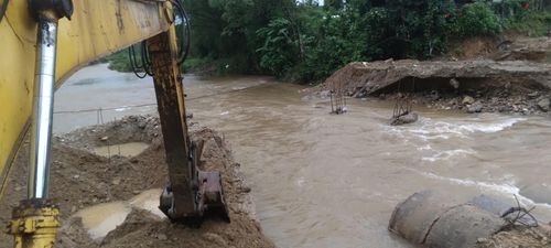 Cây cầu tạm này bị cuốn trôi ảnh hưởng lớn tới việc bầu cử của cử tri bên kia sông Ví. Ảnh: T.TÚ