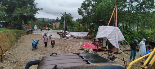 Xã Trà Liên đang huy động mọi lực lượng để khắc phục tạm sự cố trôi cầu. Ảnh: D.LỆ
