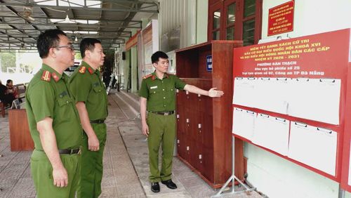 Thượng tá Lê Nho Tâm (giữa), Giám thị Trại Tạm giam số 2 kiểm tra công tác bầu cử.