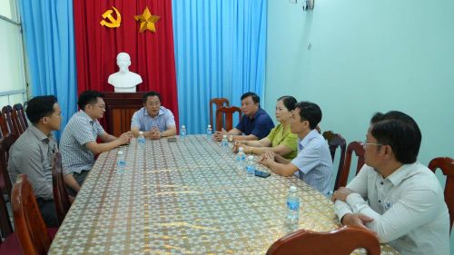 Quang cảnh Thiếu tướng Lâm Phước Nguyên làm việc tại xã Tân Phước 3.