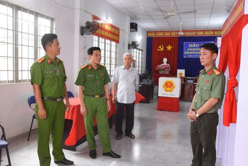 Đại tá Nguyễn Văn Thay kiểm tra công tác đảm bảo an ninh trật tự.