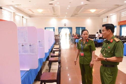 Đại tá Nguyễn Văn Thay kiểm tra công tác chuẩn bị tại điểm bầu cử.