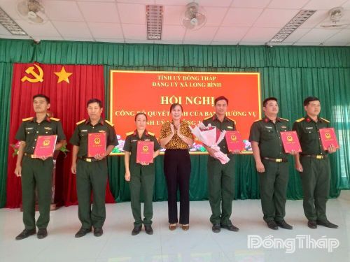 Lãnh đạo UBND xã Long Bình trao Quyết định tại hội nghị.