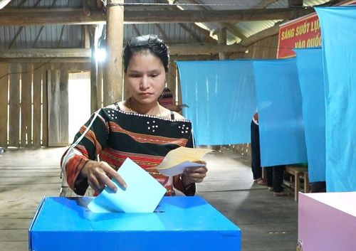 Cử tri thôn 02 tham gia bỏ phiếu lựa chọn những đại biểu có đức, có tài, đại diện cho ý chí và nguyện vọng của nhân dân. Ảnh: Nhật Trường