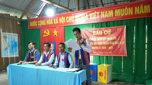 Tổng Biên tập Báo và phát thanh, truyền hình Gia Lai Hồ Xuân Ánh - Ủy viên Ủy ban Bầu cử tỉnh (thứ 2 từ trái sang) cùng các thành viên Ban Bầu cử xã Vĩnh Sơn điều hành cuộc bầu cử. Ảnh: Nhật Trường