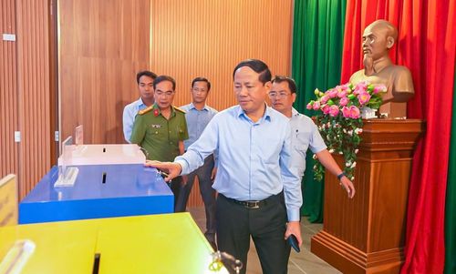 Chủ tịch UBND tỉnh Phạm Anh Tuấn kiểm tra hòm phiếu trước ngày bầu cử. Ảnh: Dũng Nhân