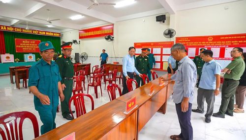 Chủ tịch UBND tỉnh Phạm Anh Tuấn rà soát việc bố trí tại các khu vực bỏ phiếu. Ảnh: Dũng Nhân