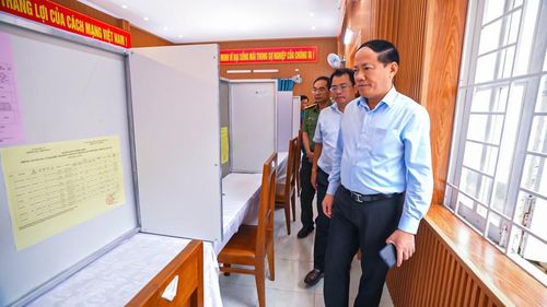 Chủ tịch UBND tỉnh Phạm Anh Tuấn lưu ý khu vực bỏ phiếu phải bố trí theo đúng hướng dẫn. Ảnh: Dũng Nhân