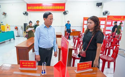 Chủ tịch UBND tỉnh Phạm Anh Tuấn đề nghị các tổ bầu cử bố trí các điểm bỏ phiếu thật khoa học và phù hợp. Ảnh: Dũng Nhân