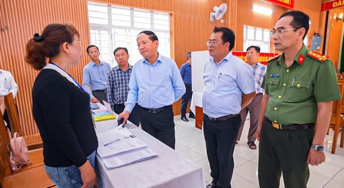 Chủ tịch UBND tỉnh Phạm Anh Tuấn (thứ 3 từ phải sang, hàng đầu) lưu ý tổ bầu cử cần bố trí lực lượng hướng dẫn, hỗ trợ cử tri trong quá trình bỏ phiếu. Ảnh: Dũng Nhân