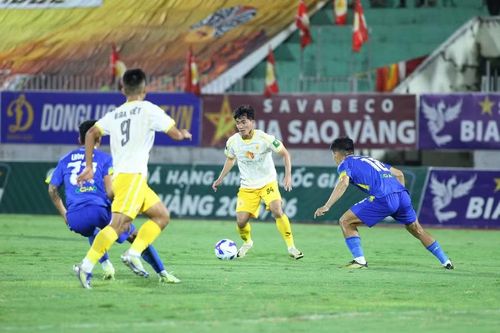  Phong độ ổn định giúp Quy Nhơn United tiếp tục góp mặt trong nhóm dẫn đầu bảng xếp hạng. Ảnh: Nguyễn Dũng 
