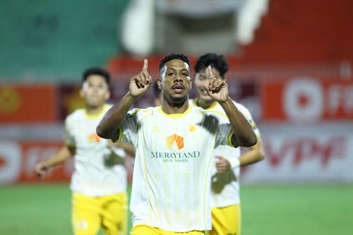  Thaileon tỏa sáng với cú đúp, góp công lớn vào chiến thắng của Quy Nhơn United trước CLB Đồng Tháp. Ảnh: Nguyễn Dũng 