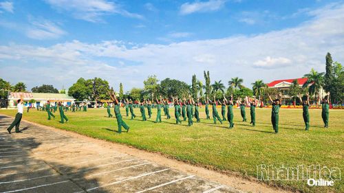 Các chiến sĩ mới trong giờ thể dục buổi sáng.