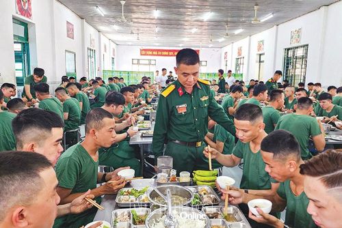 Cán bộ Tiểu đoàn Bộ binh 460 hỏi thăm chiến sĩ mới trong từng bữa ăn trong những ngày đầu.