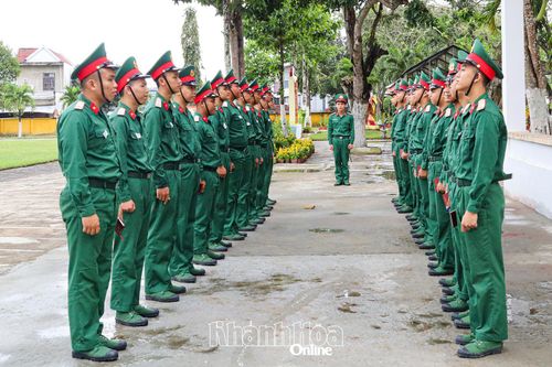 Chiến sĩ mới Tiểu đoàn Bộ binh 460 ôn tập nội dung học tập chính trị.