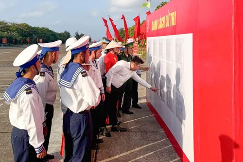 Cử tri đảo Trường Sa xem danh sách cử tri.