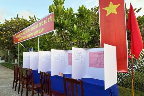 Khu vực bàn viết phiếu bầu.