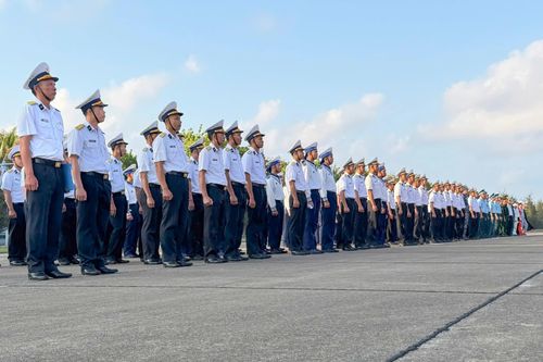 Đông đảo cử tri Khu vực bỏ phiếu số 14 có mặt chuẩn bị công tác bầu cử.